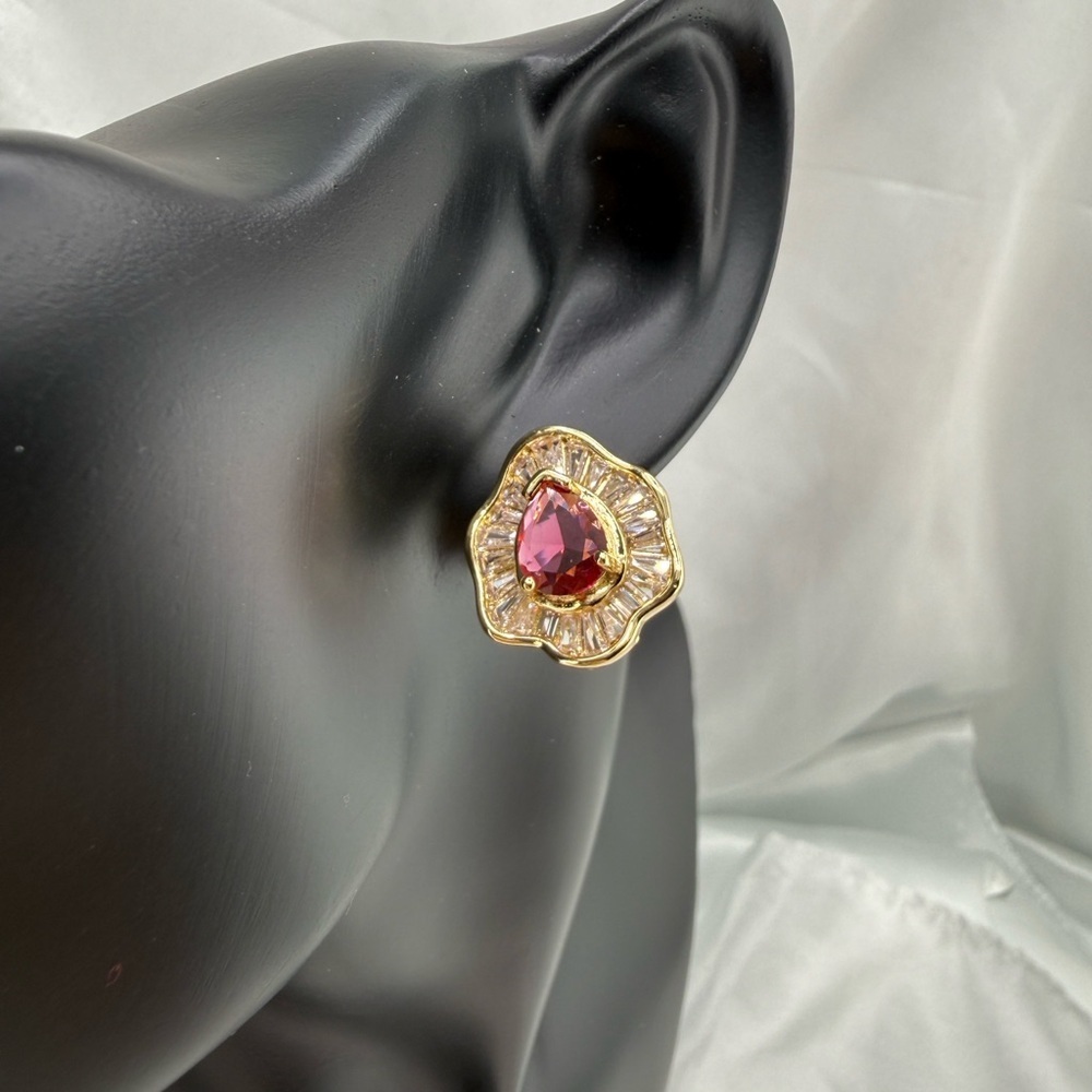 Classic vintage women Gold and Red Gemstone Earrings - Picture 11 of 11
